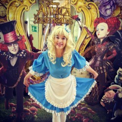 Необычное вручение. Алиса Необычное вручение. Алиса