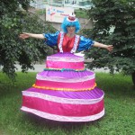Необычное вручение. Девушка-торт